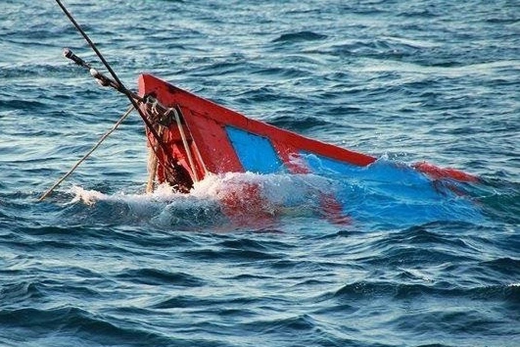 Tàu cá bị chìm, hơn 50 thuyền viên nhảy xuống biển thoát nạn - 1 Tàu cá bị chìm, hơn 50 thuyền viên nhảy xuống biển thoát nạn - 1