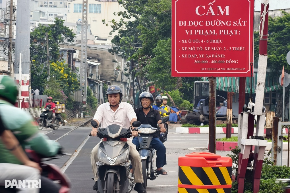 Xe máy chạy dọc đường ray để đi tắt trên đại lộ Phạm Văn Đồng ở TPHCM - 1