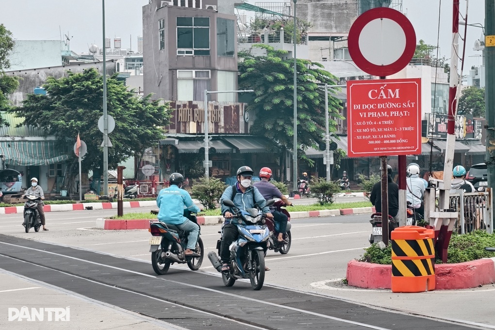Xe máy chạy dọc đường ray để đi tắt trên đại lộ Phạm Văn Đồng ở TPHCM - 2