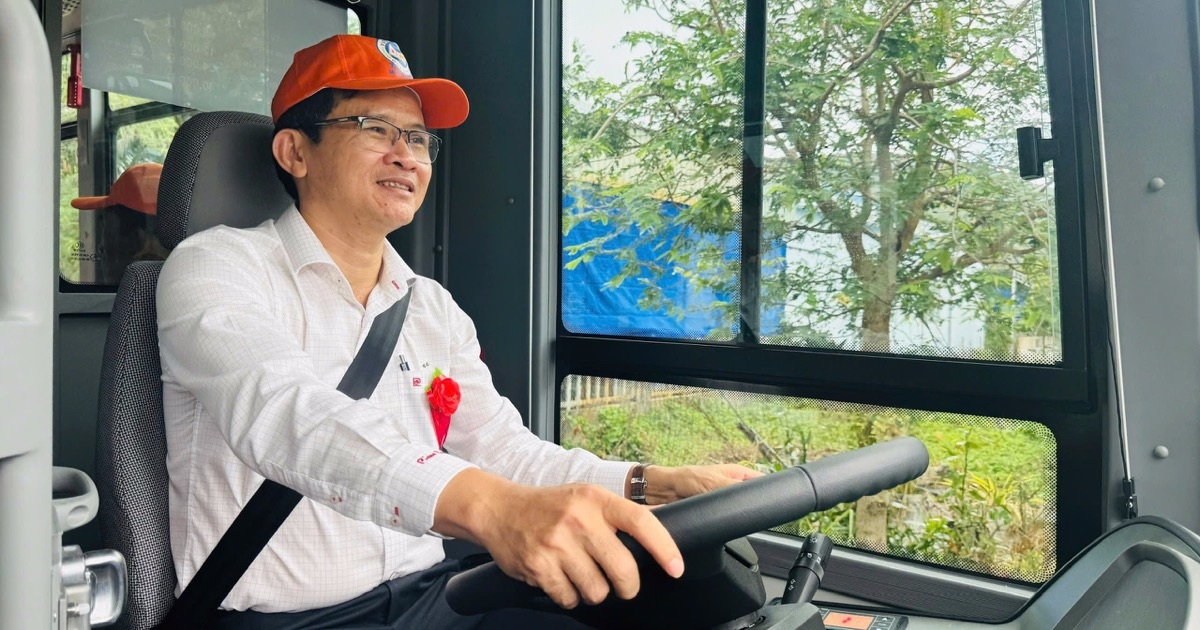 Chủ tịch Côn Đảo cầm lái tuyến xe buýt điện đầu tiên tại đặc khu