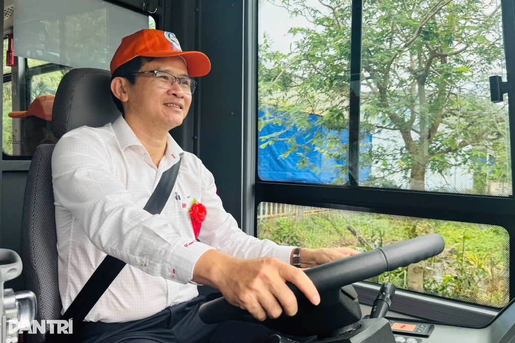 Chủ tịch Côn Đảo cầm lái tuyến xe buýt điện đầu tiên tại đặc khu - 1