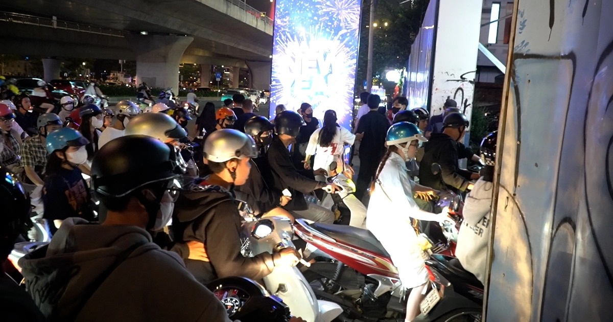 Người dân ùn ùn đổ về trung tâm TPHCM xem pháo hoa