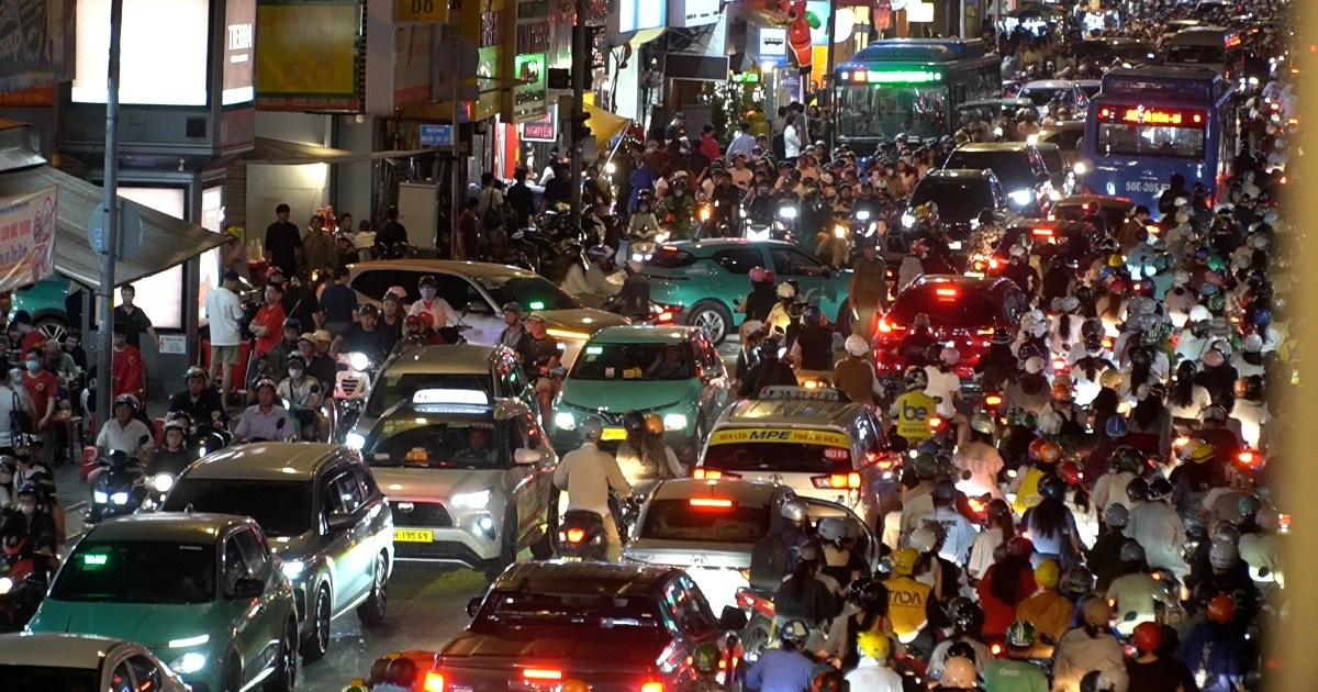 Trung tâm TPHCM kẹt “không lối thoát” trong đêm Giáng sinh