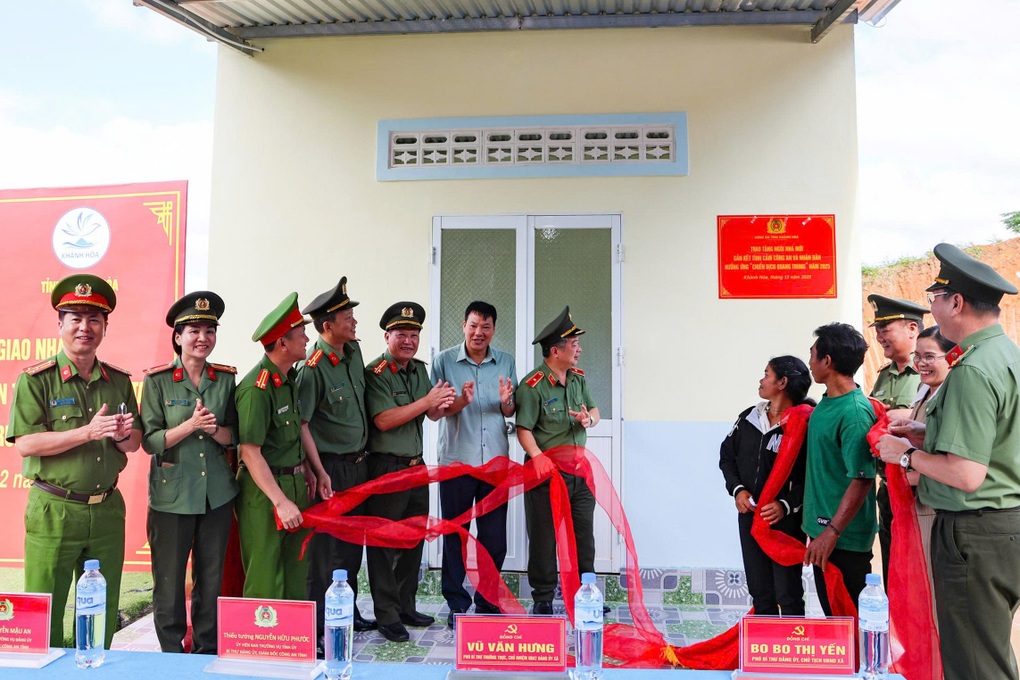 Khánh thành ngôi nhà đầu tiên trong “Chiến dịch Quang Trung” tại Khánh Hòa - 1 Khánh thành ngôi nhà đầu tiên trong “Chiến dịch Quang Trung” tại Khánh Hòa - 1