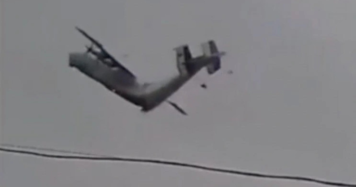 Khoảnh khắc vận tải cơ Nga gẫy đôi trên không rồi rơi xuống hồ nước