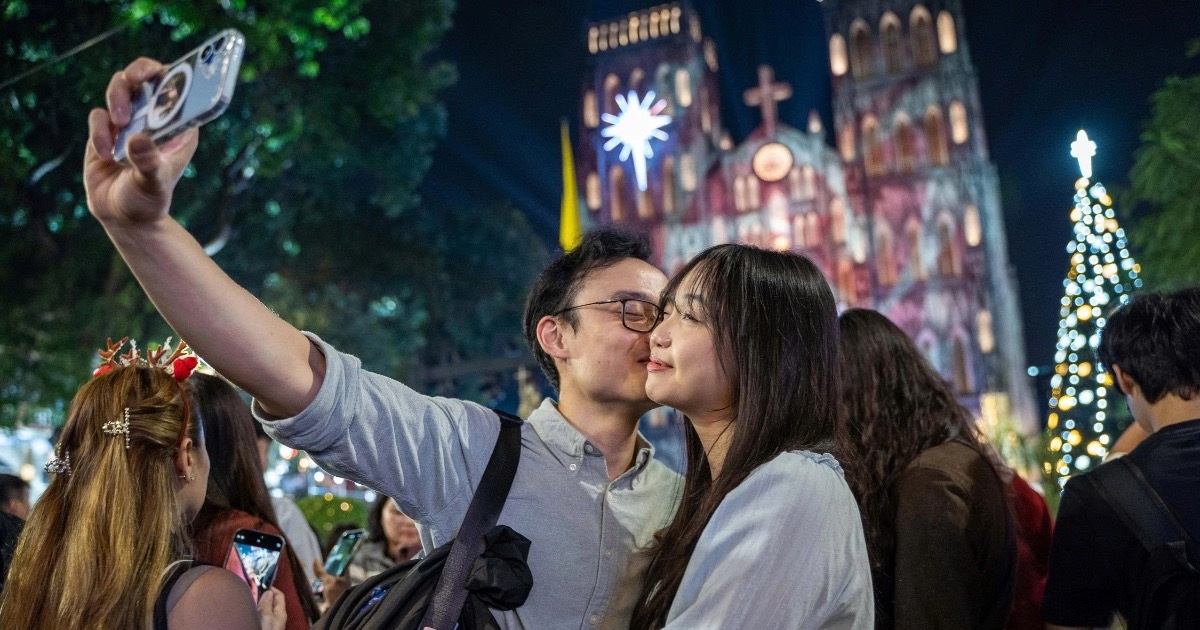 Người dân ùn ùn đổ về Nhà thờ Lớn Hà Nội và Nhà thờ Đức Bà TPHCM vui Noel