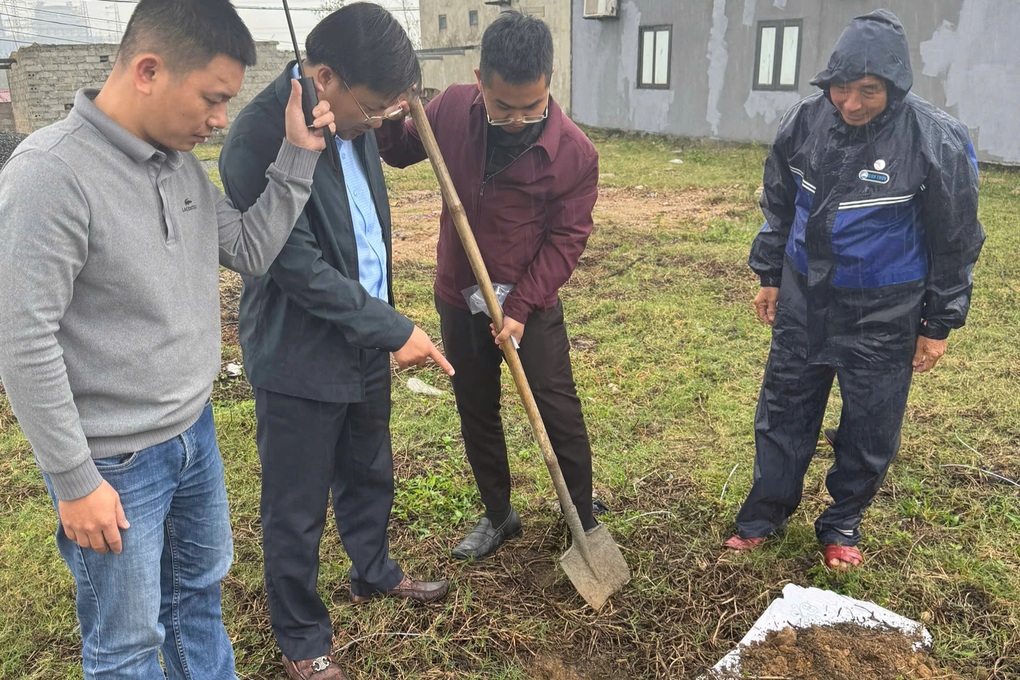 Cơ quan chức năng kết luận vụ giun ùn ùn bò lên mặt đất rồi chết khô - 2 Cơ quan chức năng kết luận vụ giun ùn ùn bò lên mặt đất rồi chết khô - 2