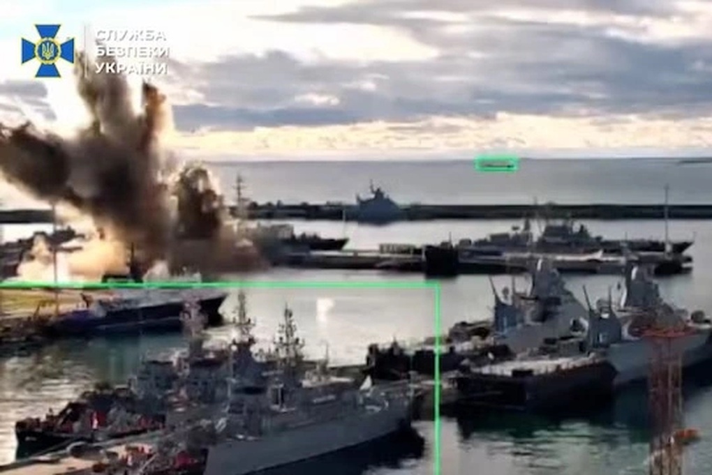 Ukraine tập kích bến cảng, 2 tàu của Nga bốc cháy - 1
