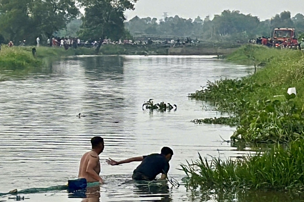 Thi thể 2 thiếu niên đuối nước dưới kênh ở TPHCM - 1 Thi thể 2 thiếu niên đuối nước dưới kênh ở TPHCM - 1