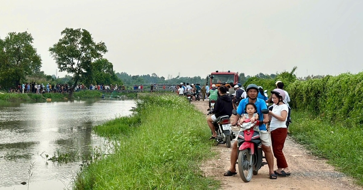 Thi thể 2 thiếu niên đuối nước dưới kênh ở TPHCM