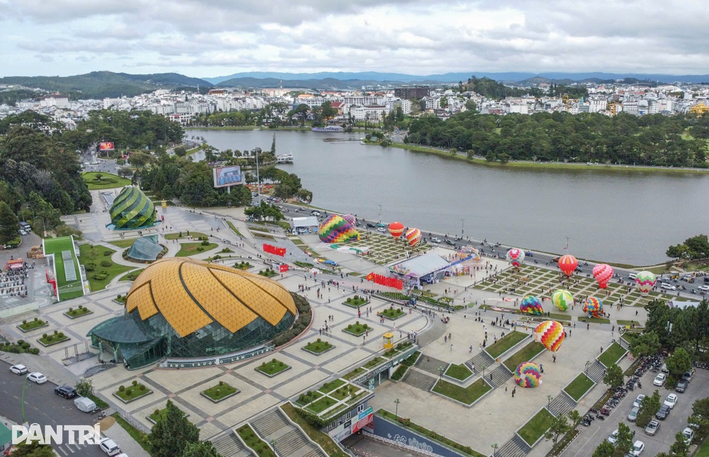 Lãnh đạo Lâm Đồng thông tin về việc chọn vị trí đặt trung tâm hành chính - 2