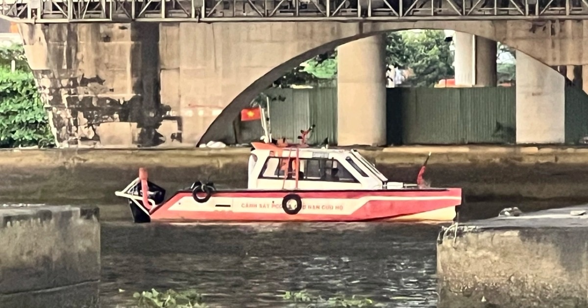 Cảnh sát lặn tìm người bỏ lại xe máy, nghi nhảy cầu Bình Lợi ở TPHCM