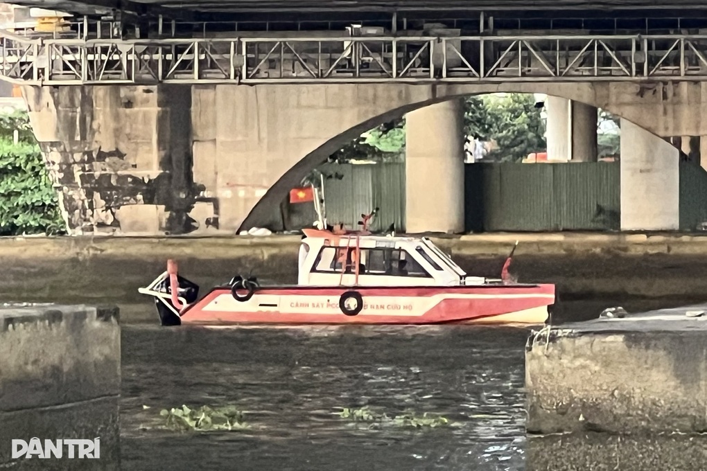 Cảnh sát lặn tìm người bỏ lại xe máy, nghi nhảy cầu Bình Lợi ở TPHCM - 2 Cảnh sát lặn tìm người bỏ lại xe máy, nghi nhảy cầu Bình Lợi ở TPHCM - 2