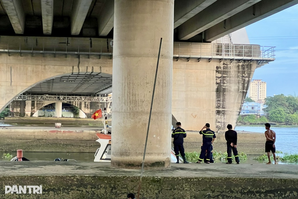 Cảnh sát lặn tìm người bỏ lại xe máy, nghi nhảy cầu Bình Lợi ở TPHCM - 1 Cảnh sát lặn tìm người bỏ lại xe máy, nghi nhảy cầu Bình Lợi ở TPHCM - 1