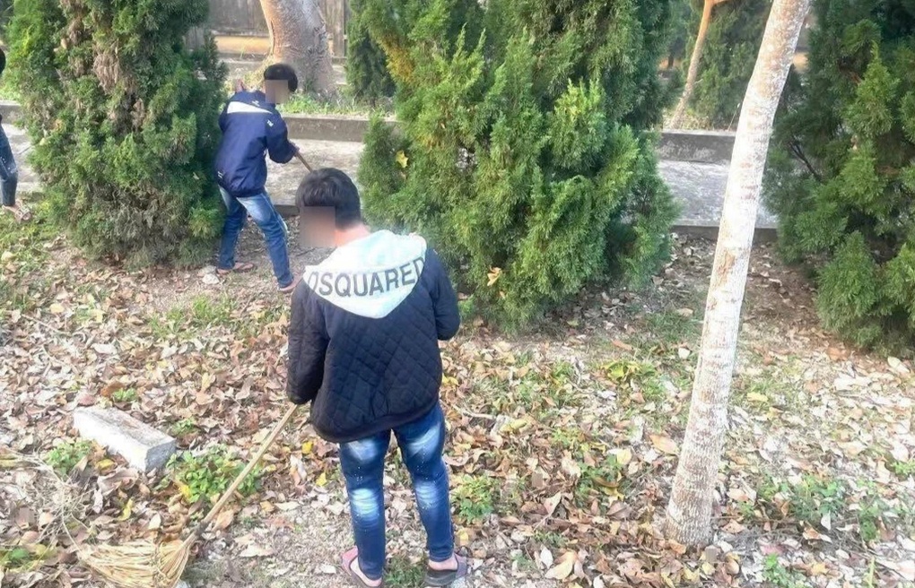 28 quái xế ở Lào Cai bị xử phạt, dọn dẹp nghĩa trang - 2