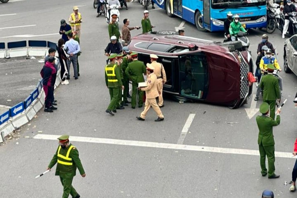 Ô tô Santa Fe lật nghiêng giữa đường ở Hà Nội - 1 Ô tô Santa Fe lật nghiêng giữa đường ở Hà Nội - 1