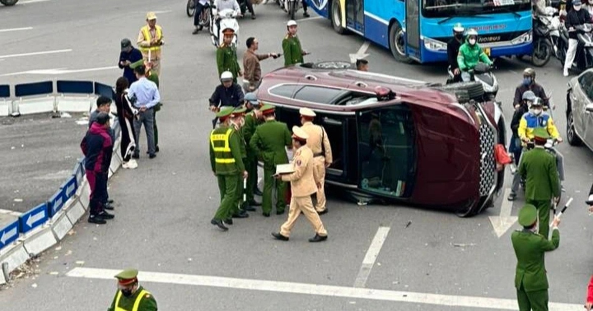 Ô tô Santa Fe lật nghiêng giữa đường ở Hà Nội