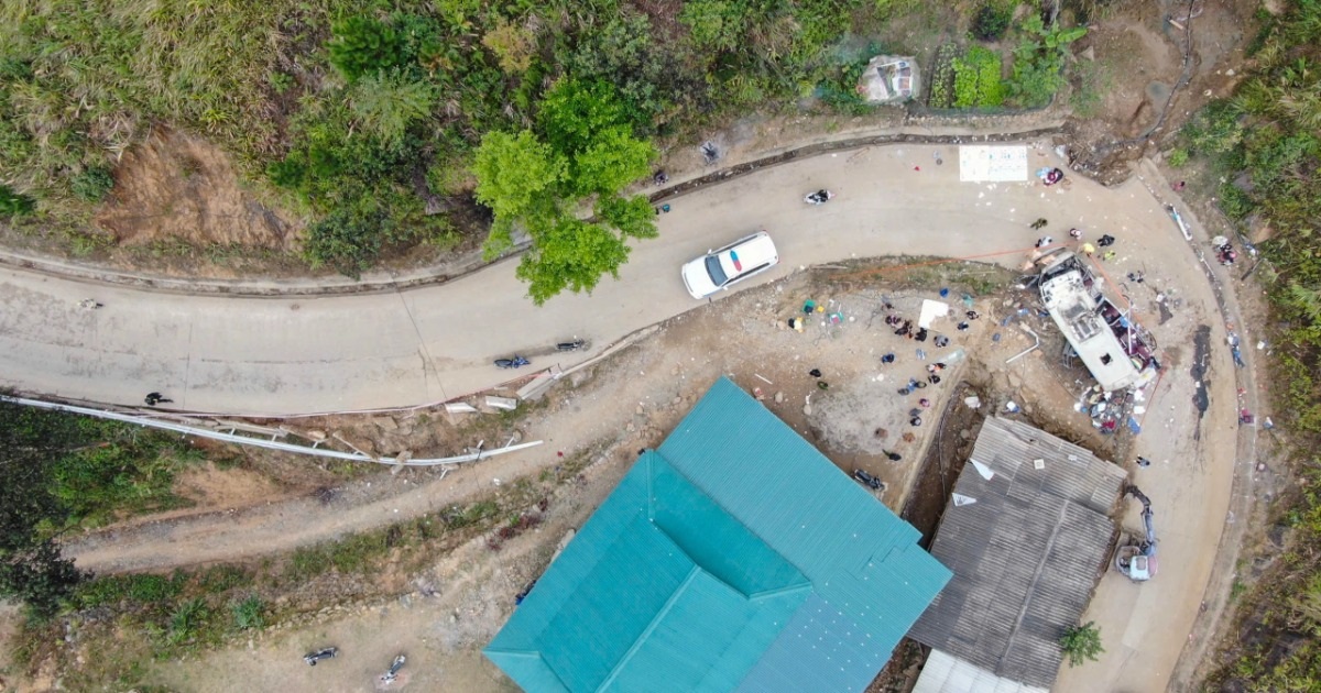 Xe chở đoàn thiện nguyện lật đúng khúc cua tay áo