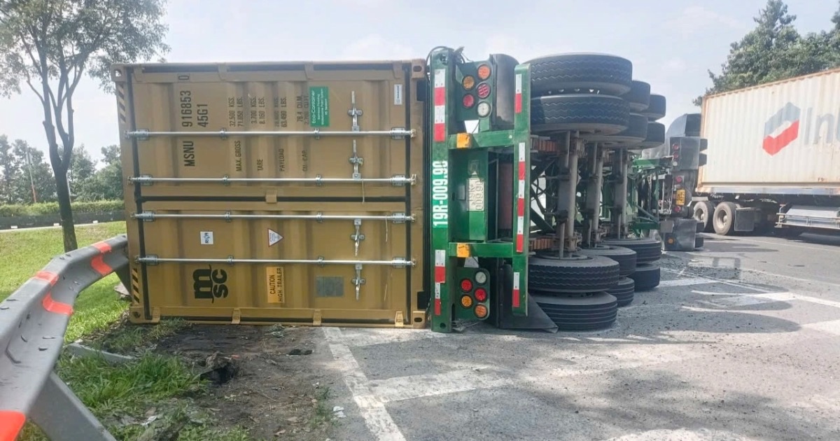 Xe đầu kéo container lật nhào khi ôm cua lên cầu vượt cửa ngõ TPHCM