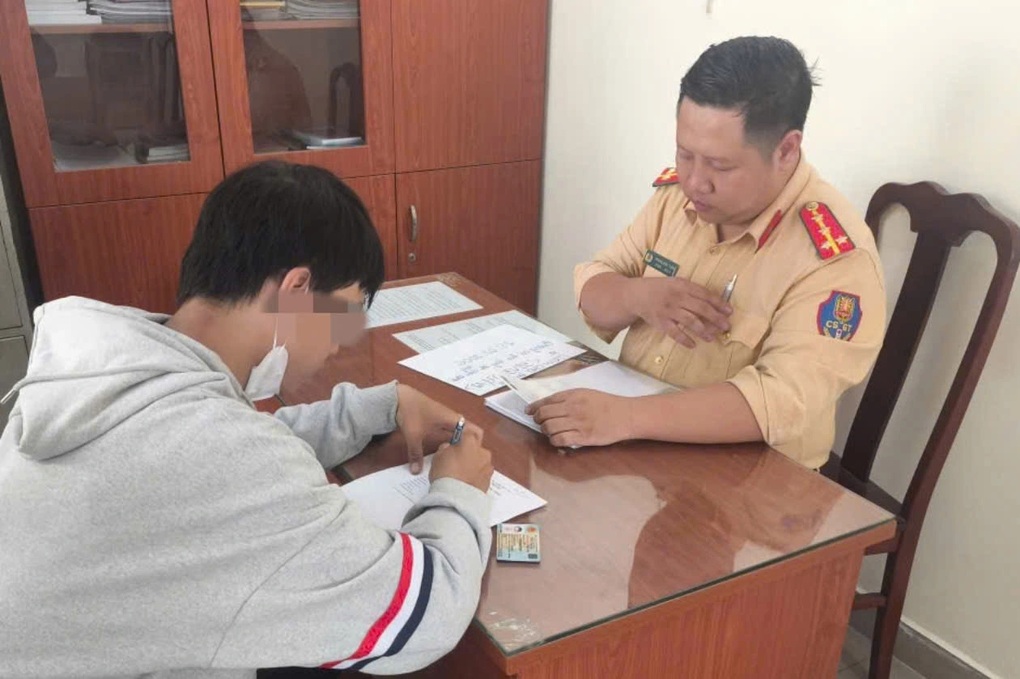 Nhiều thanh niên bị tịch thu phương tiện do buông 2 tay khi lái xe ở TPHCM - 1