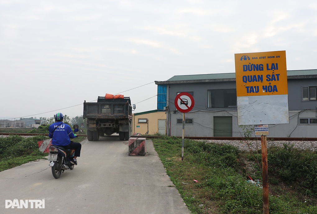 Sau sự cố tàu hàng phải dừng khẩn cấp, ô tô vẫn ung dung đi qua đường cấm - 1 Sau sự cố tàu hàng phải dừng khẩn cấp, ô tô vẫn ung dung đi qua đường cấm - 1