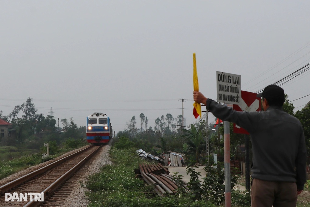 Sau sự cố tàu hàng phải dừng khẩn cấp, ô tô vẫn ung dung đi qua đường cấm - 2 Sau sự cố tàu hàng phải dừng khẩn cấp, ô tô vẫn ung dung đi qua đường cấm - 2