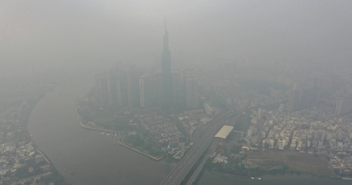 Lớp mù dày bao phủ TPHCM từ sáng đến trưa