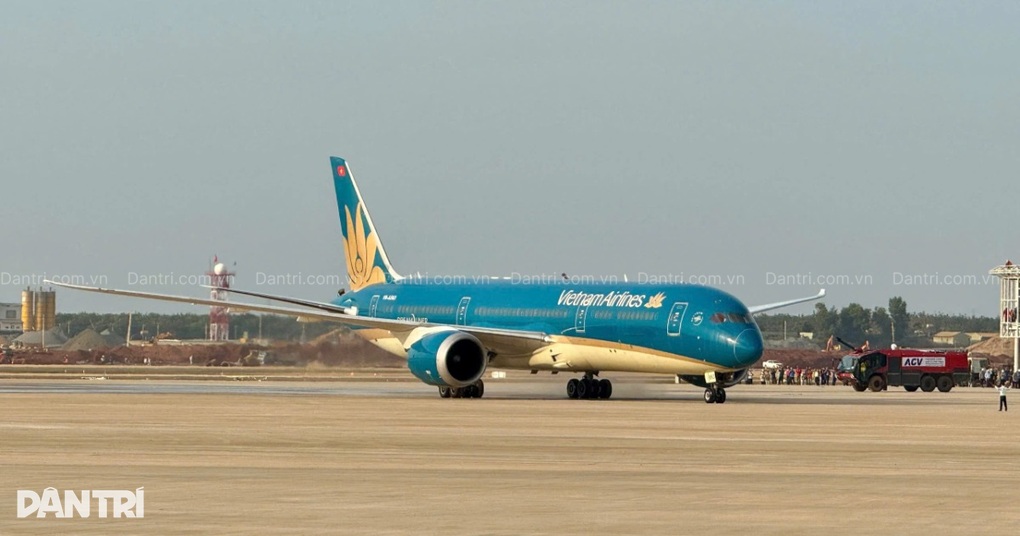 Chuyến bay đầu tiên hạ cánh thành công tại sân bay Long Thành - 2