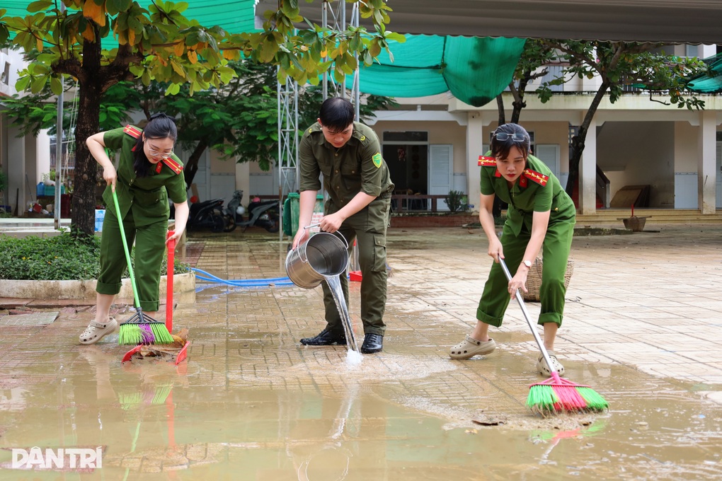Công an xây hơn 400 căn nhà giúp người dân miền Trung - 2
