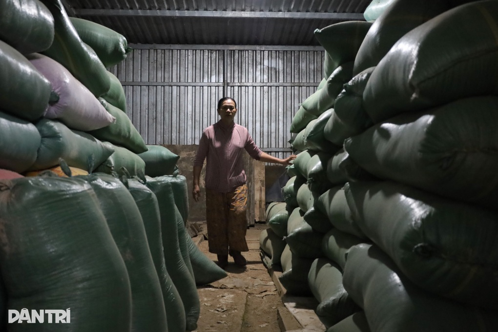 Người phụ nữ phải vứt bỏ hơn 25 tấn lúa gạo vì ông trời - 1