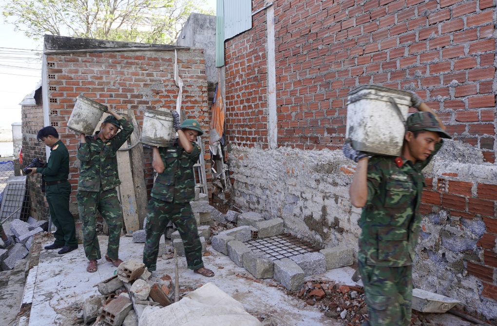 Lực lượng vũ trang tỉnh Gia Lai chung sức giúp dân xây nhà đón Tết - 2