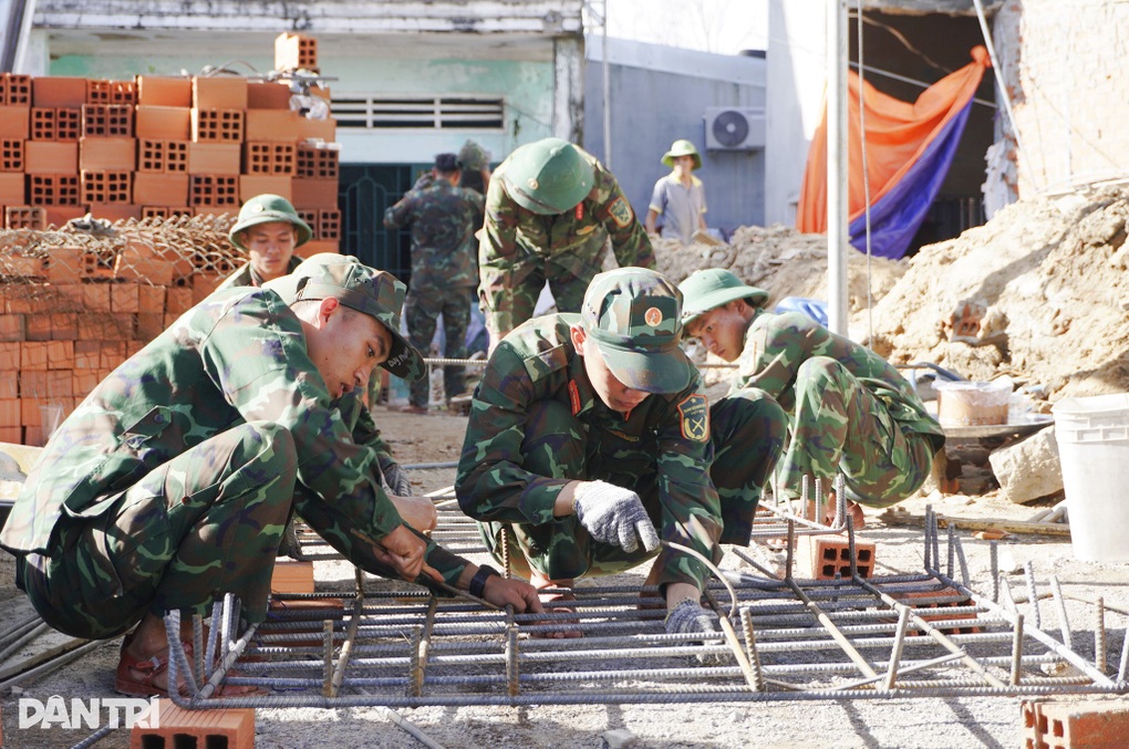 Lực lượng vũ trang tỉnh Gia Lai chung sức giúp dân xây nhà đón Tết - 3