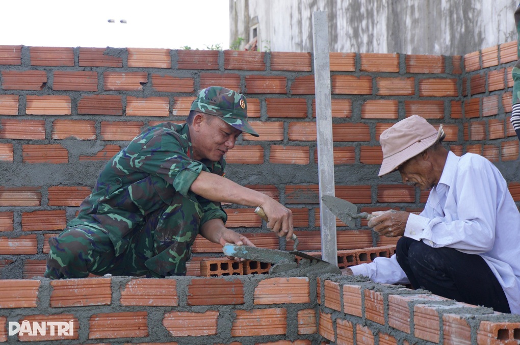 Lực lượng vũ trang tỉnh Gia Lai chung sức giúp dân xây nhà đón Tết - 4