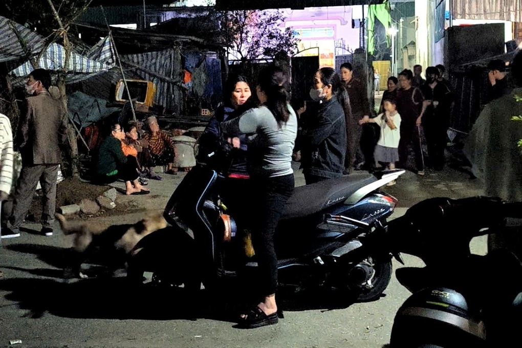 Hơn 100 người xuyên đêm tìm kiếm bé trai 6 tuổi - 2 Hơn 100 người xuyên đêm tìm kiếm bé trai 6 tuổi - 2