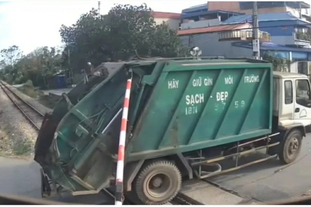 Xử phạt lái xe chở rác đâm hỏng cần chắn đường sắt ở Ninh Bình - 2