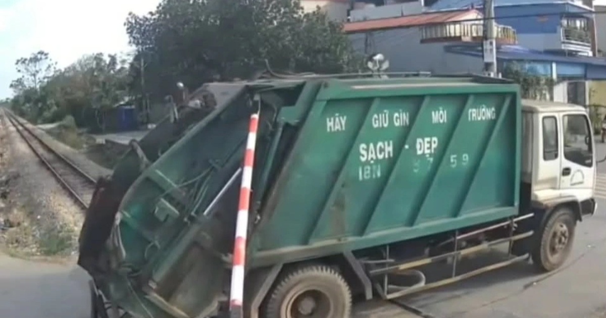 Xe chở rác đâm hỏng cần chắn tự động tại đường ngang qua đường sắt