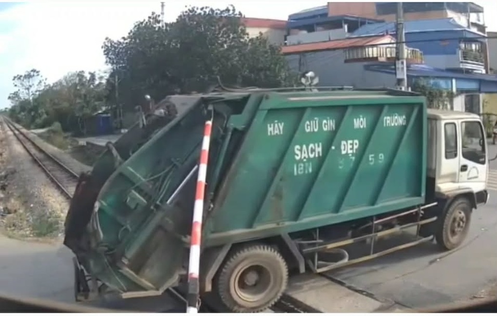 Xe chở rác đâm hỏng cần chắn tự động tại đường ngang qua đường sắt - 1 Xe chở rác đâm hỏng cần chắn tự động tại đường ngang qua đường sắt - 1