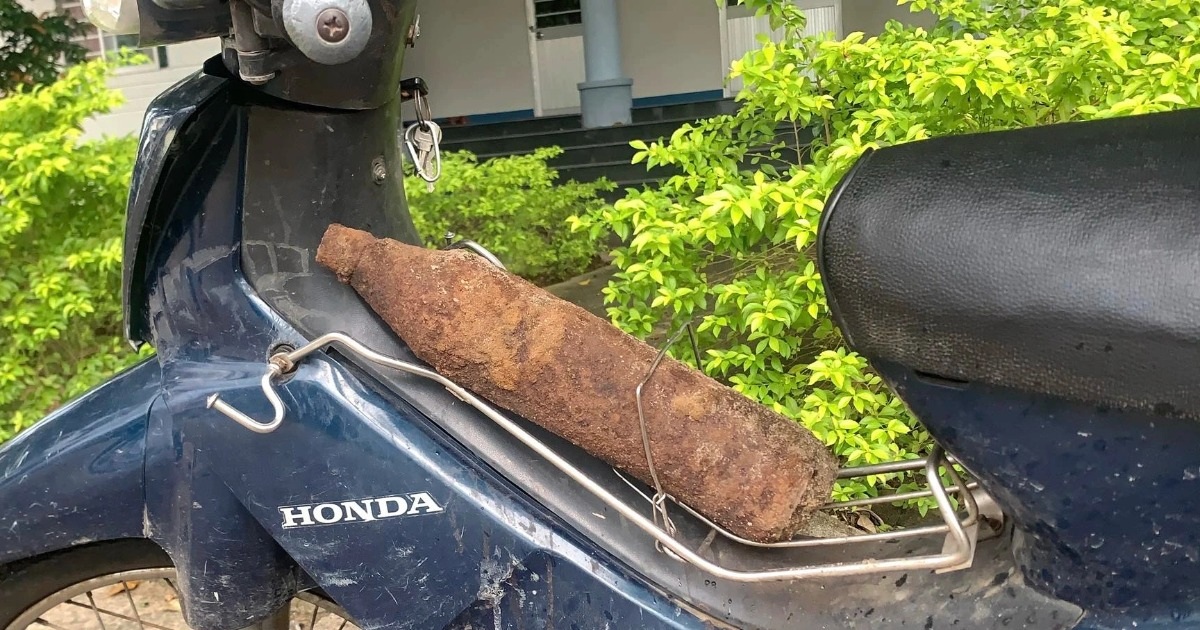 Người đàn ông chở vật nghi là đạn pháo chưa nổ… đến thẳng trụ sở công an