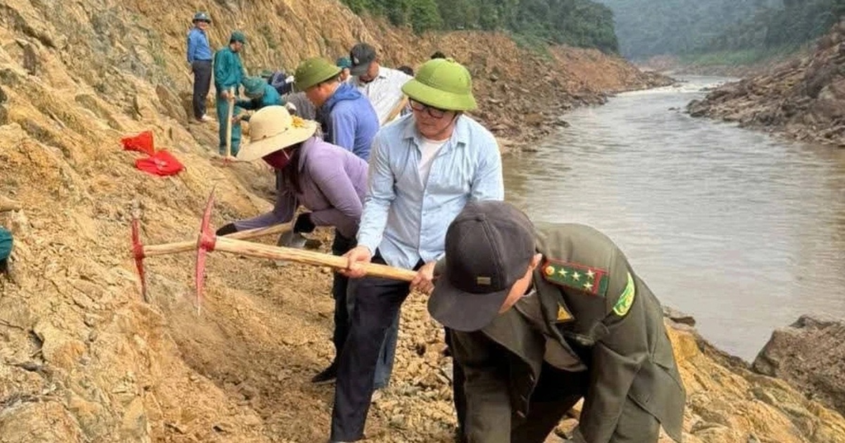 Huy động hơn 300 người mở đường, dọn dẹp đống đổ nát sau bão lũ