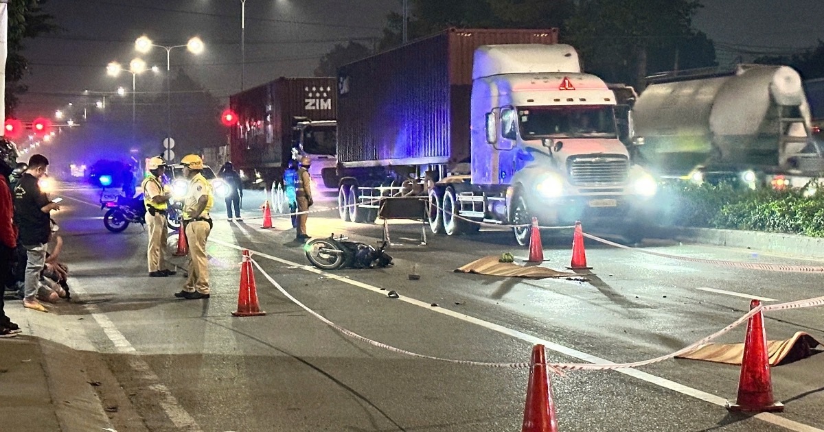 Ô tô đầu kéo cán người đi xe máy tử vong ở TPHCM