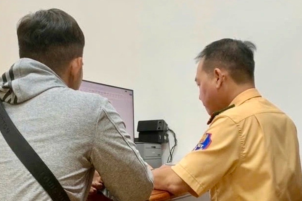 Nam thanh niên ở TPHCM bị thu xe máy sau khi bốc đầu quay TikTok - 1