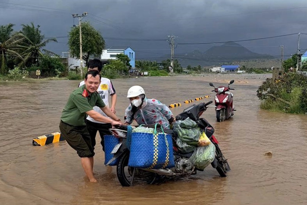 Mưa lớn, nước dâng cao chảy xiết ở nơi khô hạn nhất nước - 2 Mưa lớn, nước dâng cao chảy xiết ở nơi khô hạn nhất nước - 2