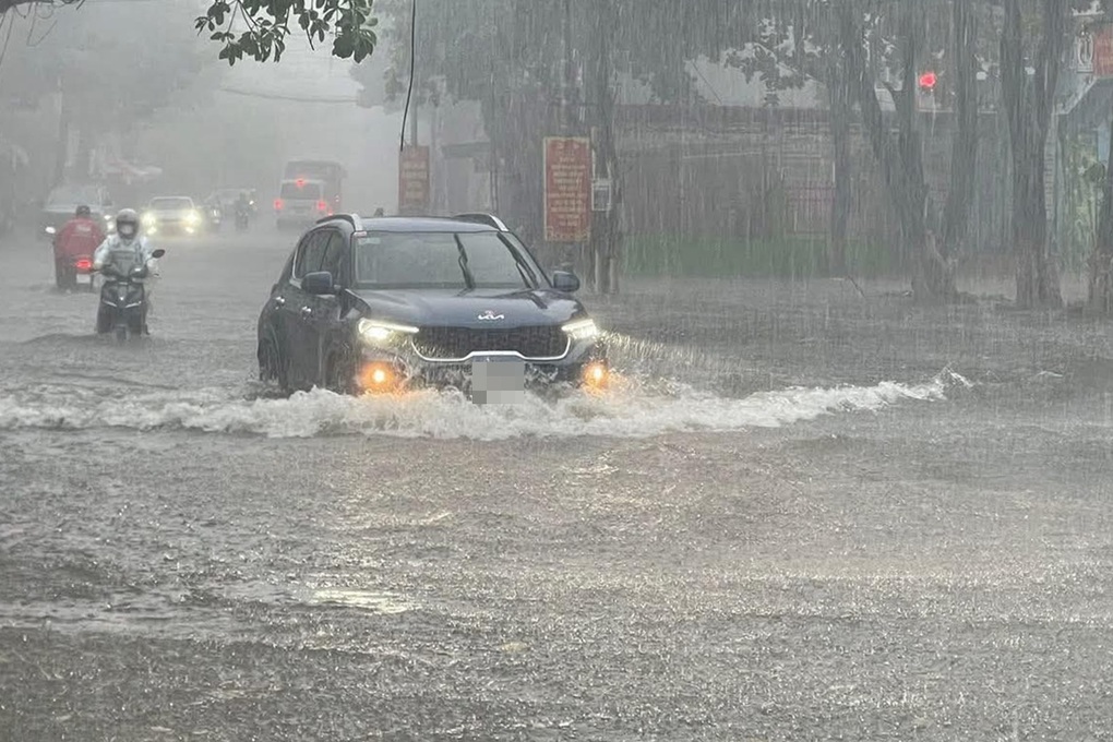 Mưa lớn, nước dâng cao chảy xiết ở nơi khô hạn nhất nước - 1 Mưa lớn, nước dâng cao chảy xiết ở nơi khô hạn nhất nước - 1