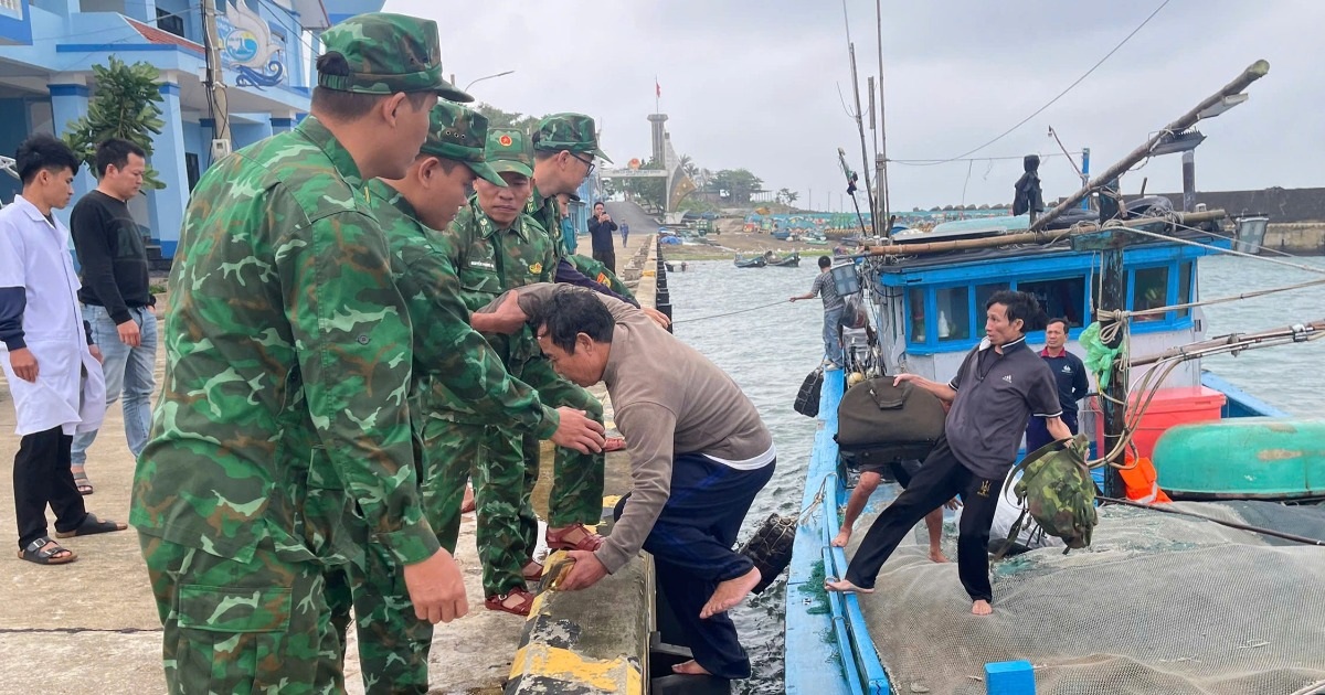 Tàu chở 6 ngư dân chìm trên biển