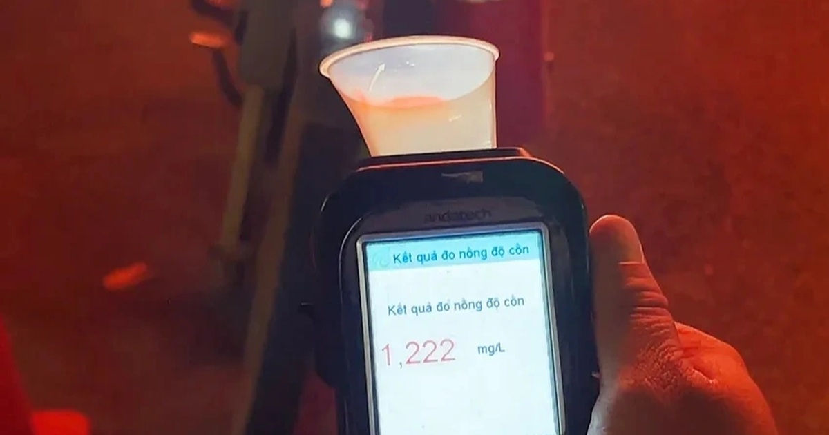 Người đàn ông ở TPHCM nhậu say quên lối về, ghé chốt đo cồn để hỏi đường