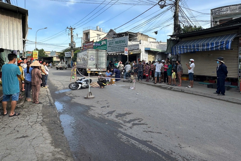 Tránh xe ba gác đậu ngược chiều, người phụ nữ bị ô tô cán tử vong ở TPHCM - 1 Tránh xe ba gác đậu ngược chiều, người phụ nữ bị ô tô cán tử vong ở TPHCM - 1