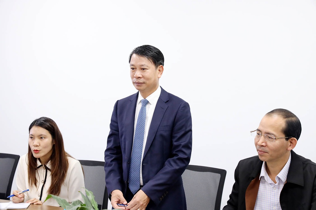 Phú Thọ cấm cán bộ mặc quần bò, váy xẻ tà quá cao khi thi hành nhiệm vụ - 1 Phú Thọ cấm cán bộ mặc quần bò, váy xẻ tà quá cao khi thi hành nhiệm vụ - 1