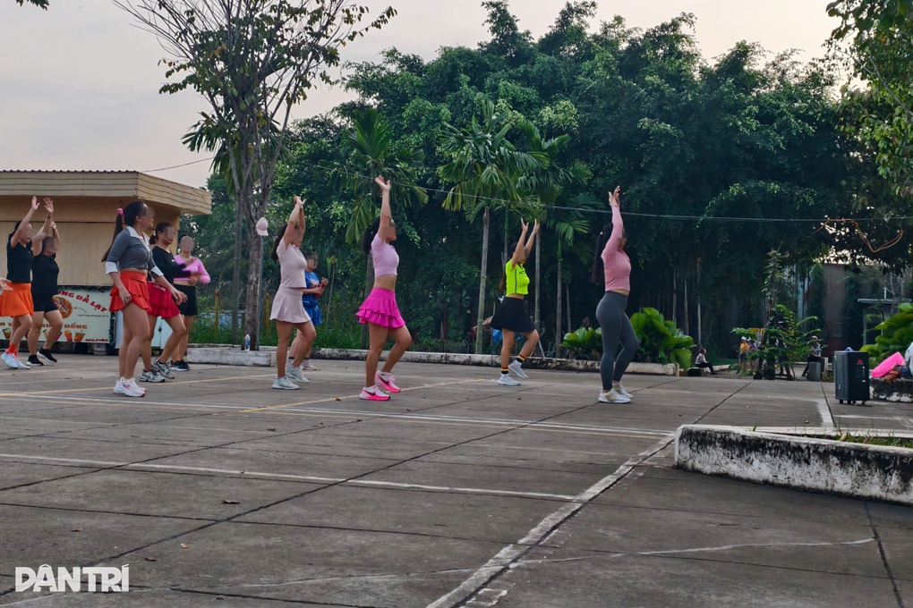 Mất ngủ vì tiếng nhạc tập thể dục xập xình từ các loa kéo ở TPHCM - 1