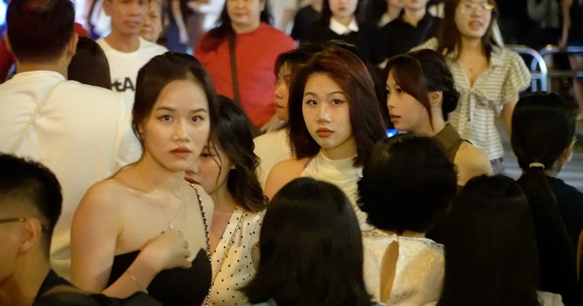 Biển người chen chân check-in Giáng sinh sớm ở Nhà thờ Đức Bà