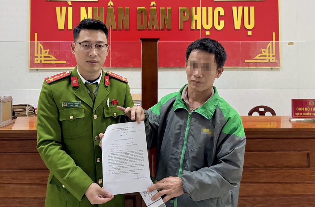 Người giao hàng ngạc nhiên, vui mừng khi nhận được điện thoại của công an - 1